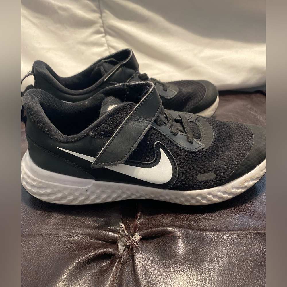 Boys NIKE sneakers size 2. No box. I do not edit my pics they are as shown